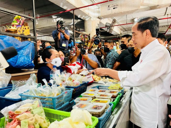 FOTO: Presiden Jokowi mengunjungi Pasar Badung, Kabupaten Badung, Provinsi Bali, pada Kamis (17/11/2022).