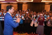 Presiden Hadiri Acara Syukuran Sukses Pelaksanaan KTT G20 di Bali FOTO: Presiden RI Joko Widodo memberikan ucapan selamat atas suksesnya KTT G20 kepada para Panitia Penyelenggara di The Apurva Kempinski Bali, Kabupaten Badung, Bali, Kamis (17/11)
