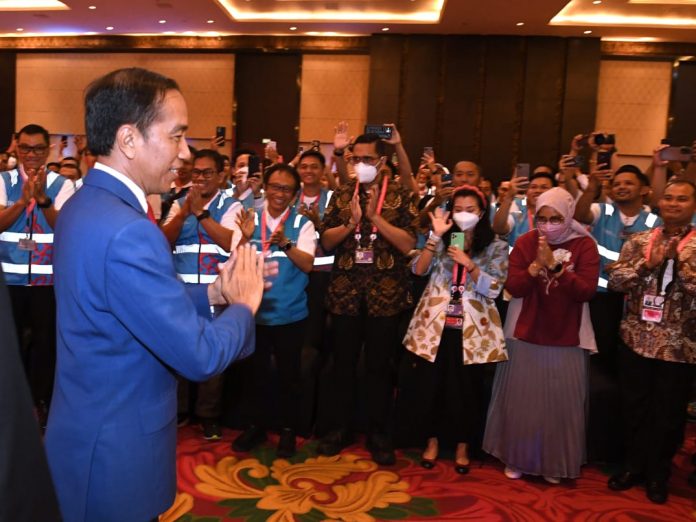 FOTO: Presiden RI Joko Widodo memberikan ucapan selamat atas suksesnya KTT G20 kepada para Panitia Penyelenggara di The Apurva Kempinski Bali, Kabupaten Badung, Bali, Kamis (17/11)