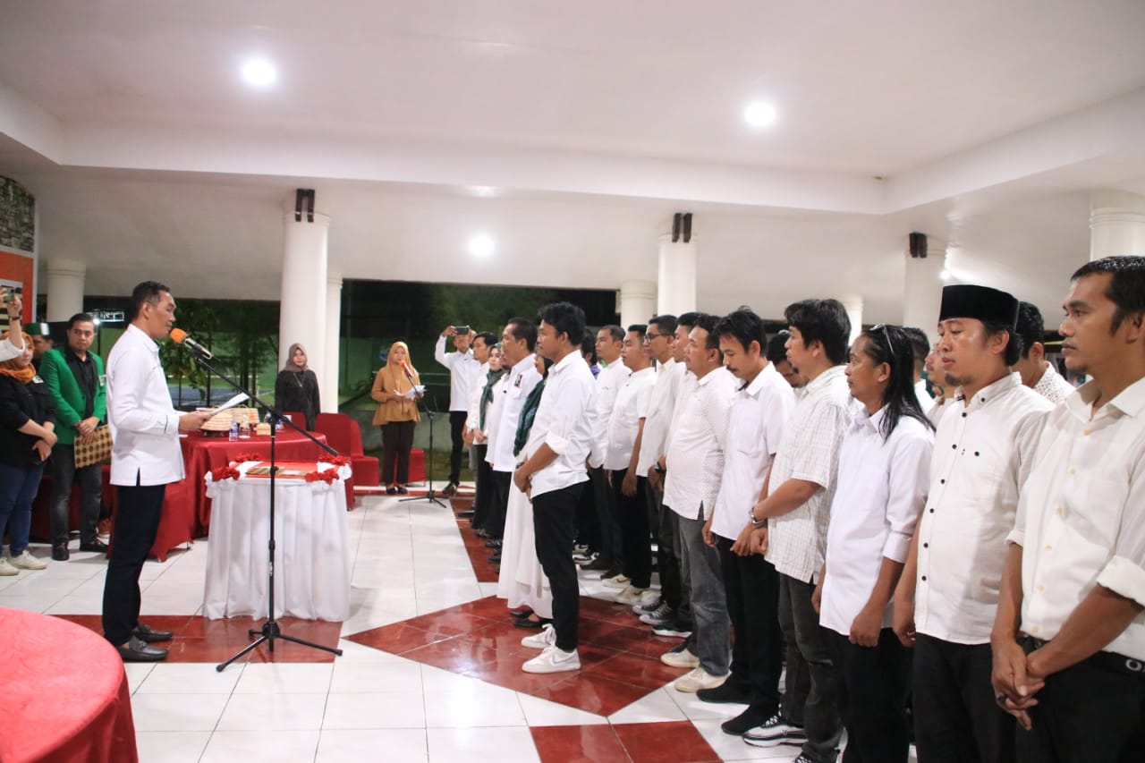 FOTO: Koordinator Presidium Majelis Wilayah KAHMI Sulsel, Muhammad Nasir pelantikan pengurus Majelis Daerah Korps Alumni HMI (MD KAHMI) Kabupaten Bulukumba masa bakti 2022-2027 di Pendopo rumah jabatan Bupati Bulukumba. Kamis malam, 17 November 2022.