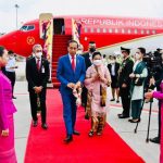 Presiden Jokowi dan Ibu Iriana Tiba di Bangkok FOTO: Presiden Jokowi dan Ibu Iriana tiba di Bandara Suvarnabhumi, Bangkok, Thailand, Kamis (17/11/2022). (Foto: BPMI Setpres)