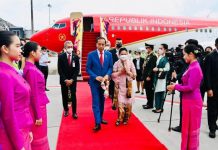 Presiden Jokowi dan Ibu Iriana Tiba di Bangkok FOTO: Presiden Jokowi dan Ibu Iriana tiba di Bandara Suvarnabhumi, Bangkok, Thailand, Kamis (17/11/2022). (Foto: BPMI Setpres)