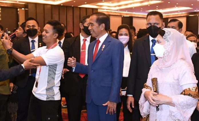 FOTO: Presiden Jokowi dan Ibu Iriana Joko Widodo menghadiri Syukuran Panitia Nasional Pelaksanaan G20 Tahun 2022, yang digelar di Bali Nusa Dua Convention Center, pada Kamis (17/11/2022).(Foto: BPMI Setpres/Kris)