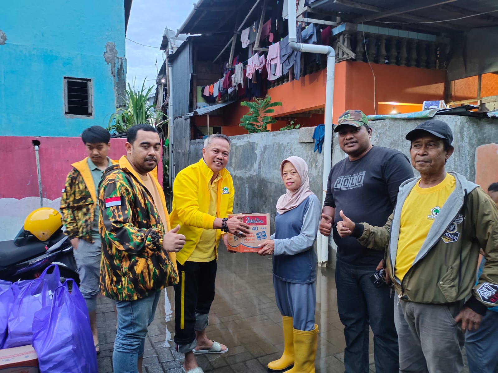 FOTO: Anggota Fraksi Golkar DPRD kota Makassar yang juga Ketua AMPG kota Makassar Andi Suharmika saat mendampingi Pimcam Biringkanaya Andi Lukmanul Hakim saat memberikan bantuan secara simbolis kepada warga terdampak banjir di salah satu kelurahan di kecamatan Biringkanaya. Sabtu (19/11) 