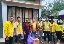 DPD II Partai Golkar Makassar Beri Bantuan ke Warga Terdampak Banjir di Biringkanaya FOTO: Pengurus DPD II Golkar Makassar dan Anggota Fraksi Golkar Makassar Andi Suharmika saat memberikan bantuan sembako dan makanan siap saji kepada korban terdampak banjir di Kecamatan Biringkanaya. Sabtu (19/11)
