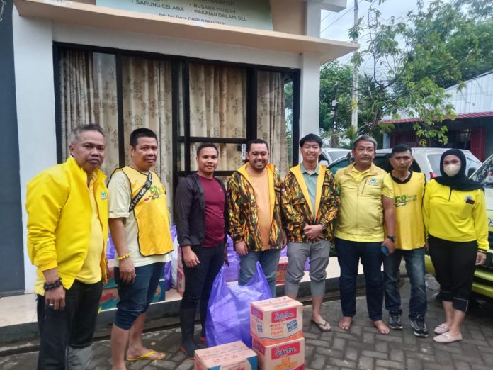 FOTO: Pengurus DPD II Golkar Makassar dan Anggota Fraksi Golkar Makassar Andi Suharmika saat memberikan bantuan sembako dan makanan siap saji kepada korban terdampak banjir di Kecamatan Biringkanaya. Sabtu (19/11)