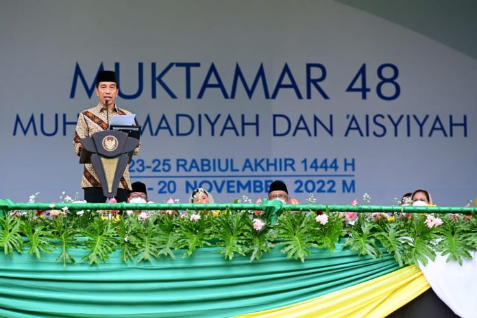 FOTO: Presiden Joko Widodo saat menghadiri Muktamar ke-48 Muhammadiyah di Stadion Manahan Solo, Jawa Tengah jelang pembukaan Muktamar ke-48 Muhammadiyah/