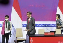 Duo Srikandi di KTT G20 Indonesia, Kisah 43 Tahun Pertemanan Sri Mulyani – Retno Marsudi FOTO: Menlu Retno Marsudi dan Menkeu Sri Mulyani saat mendampingi Presiden Jokowi memberikan pernyataan pers, Rabu (16/11/2022), di Media Center KTT G20 Indonesia, di BICC, Bali. (Foto: Humas Setkab/Rahmat)