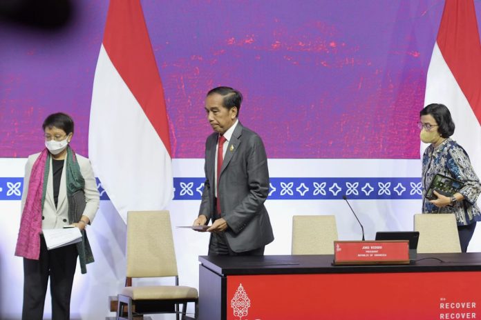 FOTO: Menlu Retno Marsudi dan Menkeu Sri Mulyani saat mendampingi Presiden Jokowi memberikan pernyataan pers, Rabu (16/11/2022), di Media Center KTT G20 Indonesia, di BICC, Bali. (Foto: Humas Setkab/Rahmat)