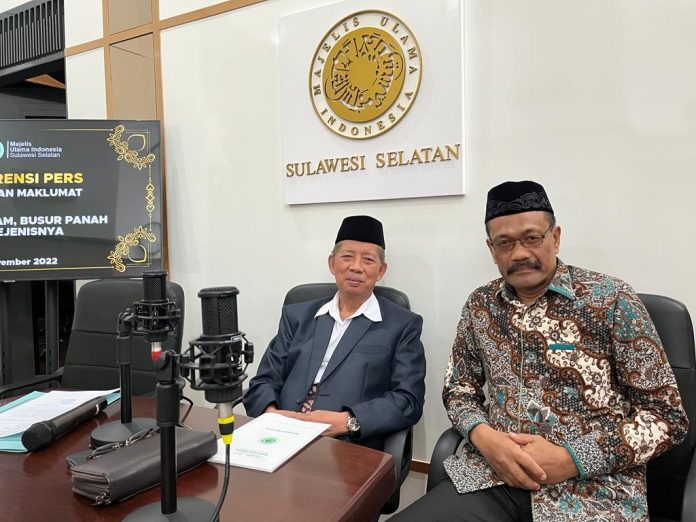 FOTO: Ketua Umum MUI Sulsel, Prof Dr KH Najamuddin dan Prof. Dr. Sukardi Weda Sekretaris MUI Sulsel bidang Infokom usai menggelar keterangan pers di Sekretariat MUI Sulsel, Jl. Masjid Raya pada 19 November 2022.