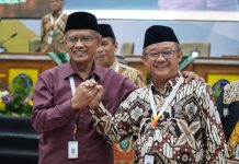Haedar Nashir dan Abdul Muti terpilih sebagai Ketum dan Sekum PP Muhammadiyah Periode 2022-2027 Foto: Haedar Nashir dan Abdul Muti bersalaman usai ditetapkan kembali pimpin Muhammadiyah/RMOL