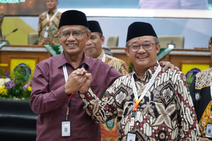 Foto: Haedar Nashir dan Abdul Muti bersalaman usai ditetapkan kembali pimpin Muhammadiyah/RMOL