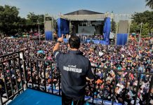 Safari Politik Anies Mulai Dijegal, Ahmad Ali: Izin Penggunaan Fasiltas Lapangan Tiba-Tiba Dicabut FOTO: Anies Baswedan saat menyalami warga Ciamis yang ikut dalam kegiatan jakan sehat HUT Partai NasDem ke 11. Ahad (20/11)