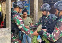 Satgas Pamtas Yonif 132/BS Masuk Dapur Warga Kampung Banda FOTO: Satgas Pamtas Yonif 132/BS menemui warga di Kampung Banda, Kabupaten Keerom, Papua. Minggu (20/11)