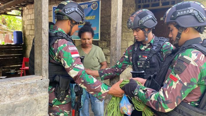 FOTO: Satgas Pamtas Yonif 132/BS menemui warga di Kampung Banda, Kabupaten Keerom, Papua. Minggu (20/11)