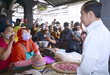 Kunjungi Pasar Malang Jiwan Colomadu, Presiden Kembali Bagikan BLT FOTO: Presiden Jokowi mengunjungi Pasar Malang Jiwan Colomadu, Kabupaten Karanganyar, Provinsi Jawa Tengah, Senin (21/11/2022). (Foto: BPMI Setpres/Muchlis Jr)