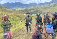 Su Minum Kopi Kah Belom? Nikmatnya Kopi Hitam dan Gula, Masyarakat Papua Cinta Indonesia FOTO: Satgas Yonif Raider 321/GT/13/1 Kostrad Pos Kotis Mbua membagikan kopi dengan berkeliling kepada masyarakat Distrik Mbua, Kabupaten Nduga, Papua.