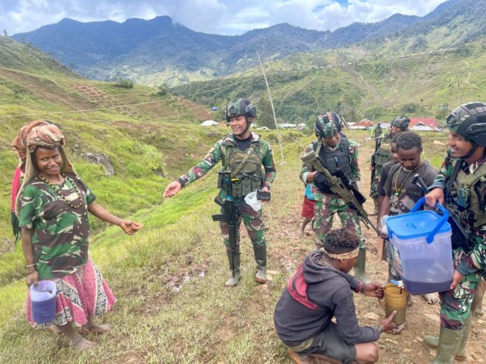 FOTO: Satgas Yonif Raider 321/GT/13/1 Kostrad Pos Kotis Mbua membagikan kopi dengan berkeliling kepada masyarakat Distrik Mbua, Kabupaten Nduga, Papua.