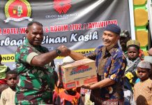 Peduli Sesama, Kodim 1702/JWY Bersama Grand Baliem Hotel Wamena Beri Bansos Kepada Pesantren Al-Istiqomah Walesi FOTO: Dandim 1702/JWY Letkon Cpn Athenius Murip, S.H.,M.H bersama Manajemen Grand Baliem Hotel Wamena melaksanakan penyaluran pembagian Bansos kepada Yayasan Pondok Pesantren Al-Istiqomah Distrik Walesi Kabupaten Jayawijaya. (21/11/2022)