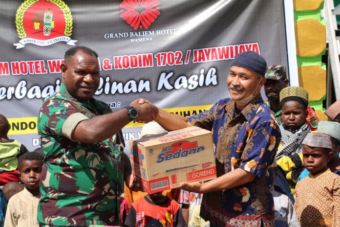 FOTO: Dandim 1702/JWY Letkon Cpn Athenius Murip, S.H.,M.H bersama Manajemen Grand Baliem Hotel Wamena melaksanakan penyaluran pembagian Bansos kepada Yayasan Pondok Pesantren Al-Istiqomah Distrik Walesi Kabupaten Jayawijaya. (21/11/2022)