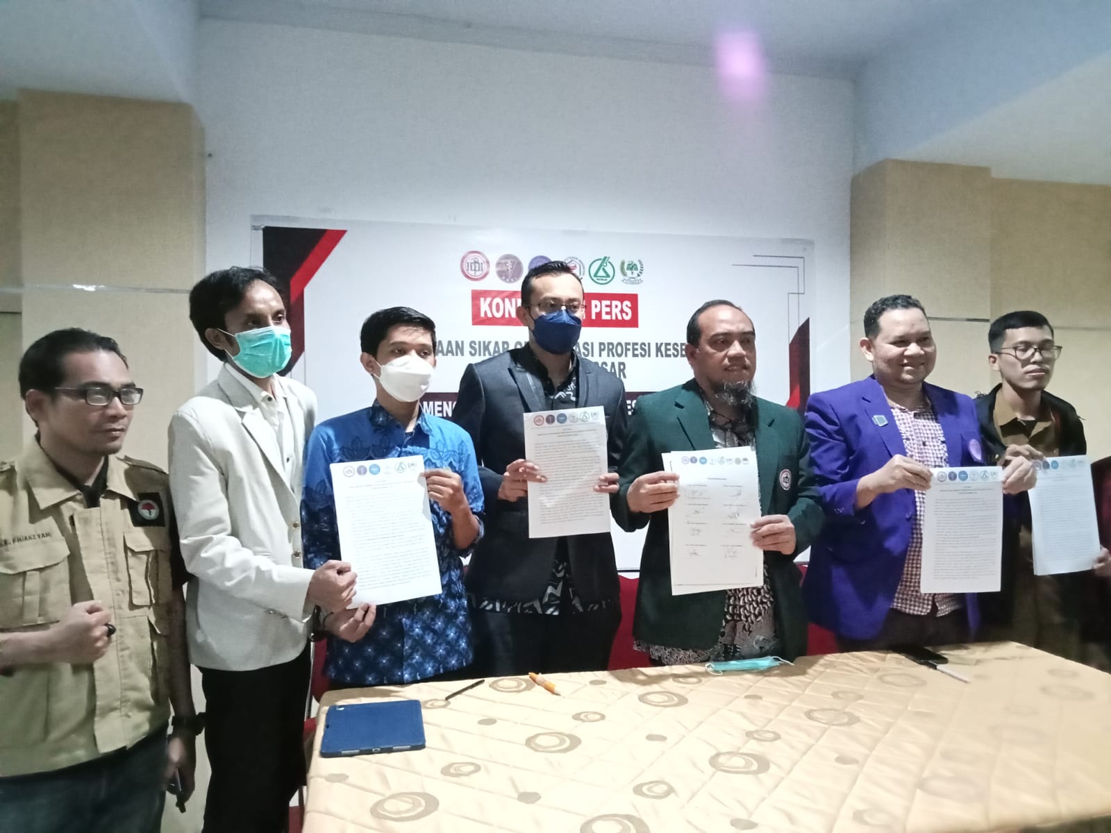 FOTO: Ikatan Dokter Indonesia (IDI) dan Organisasi Profesi Kesehatan se Kota Makassar saat menggelar keterangan pers menolak Darft RUU atau Omnibus Law Kesehatan di Graha IDI Jl. Topaz I – F / 77 Panakkukang Mas Kota Makassar. Senin, 20 Nopember 2022.