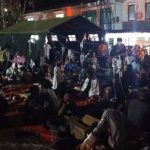 Gempa Bumi di Cianjur, Diduga 40 KK Masih Terkubur Hidup-Hidup FOTO::Foto: Ratusan korban luka-luka gempa Cianjur dirawat di halaman parkir RSUD Sayang Cianjur (guruh)