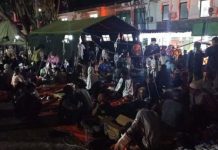 Gempa Bumi di Cianjur, Diduga 40 KK Masih Terkubur Hidup-Hidup FOTO::Foto: Ratusan korban luka-luka gempa Cianjur dirawat di halaman parkir RSUD Sayang Cianjur (guruh)