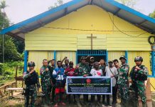 Satgas Pamtas Yonif 132/BS Gotong Royong Bersama Masyarakat Bersihkan Gereja FOTO: Satgas Pamtas Yonif 132/BS Pos Wembi ajak masyarakat gotong royong membersihkan gereja Santo Petrus Kampung Wembi, Distrik Mannem, Kabupaten Keerom, Papua. Selasa (22/11)