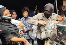 Ketum Bhayangkari Beri Bantuan ke Pengungsi Gempa Cianjur FOTO: Sejumlah aparat kepolisian Polres Cianjur menyerahkan bantuan kepada korban gempa.
