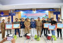 380 Nelayan Bulukumba Terima Bantuan Mesin BBG FOTO: Didampingi Bupati Bulukumba, Anggota Komisi VII DPR RI Dr. Hj.Andi Yuliani Paris mendistribusikan paket konversi BBM (Bahan Bakar Minyak) ke BBG (Bahan Bakar Gas) untuk kapal penangkap ikan bagi nelayan di Kabupaten Bulukumba. Selasa (22/11)