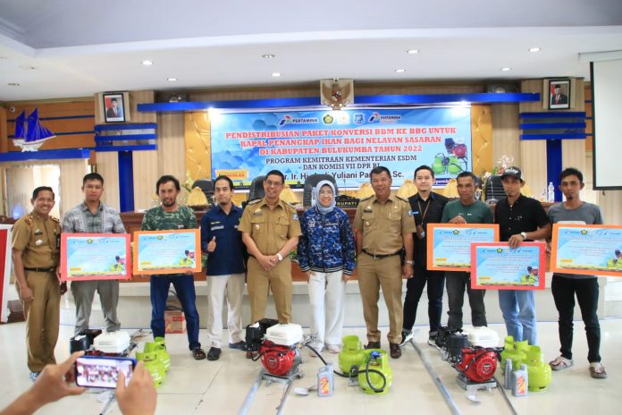 FOTO: Didampingi Bupati Bulukumba, Anggota Komisi VII DPR RI Dr. Hj.Andi Yuliani Paris mendistribusikan paket konversi BBM (Bahan Bakar Minyak) ke BBG (Bahan Bakar Gas) untuk kapal penangkap ikan bagi nelayan di Kabupaten Bulukumba. Selasa (22/11)