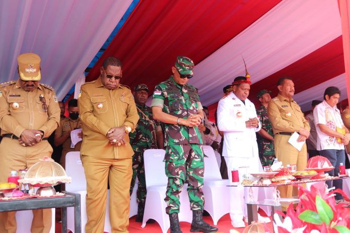 FOTO: Komandan Korem 172/PWY Brigjen TNI J.O Sembiring hadiri peresmian dan pelantikan Penjabat Gubernur Provinsi Papua Pegunungan yang digelar di lapangan terbuka Jalan JB Wenas Kama, Samping Pon Bensin Wamena, Kabupaten Jayawijaya, Selasa (22/11).