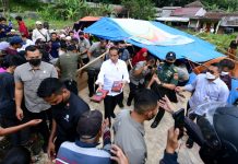 Presiden Jokowi Kunjungi Tenda Pengungsi Korban Gempa di Cianjur FOTO: Presiden Jokowi saat meninjau langsung lokasi terdampak gempa bumi di tenda pengungsian di Taman Prawatasari, Kabupaten Cianjur, Provinsi Jawa Barat, pada Selasa (22/11/2022). (Foto: BPMI Setpres/Muchlis Jr)