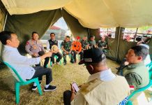 Presiden Instruksikan Buka Akses Daerah Terisolasi Akibat Gempa Cianjur FOTO: Presiden Jokowi menggelar rapat terbatas bersama jajarannya di lokasi pengungsian korban gempa Cianjur di Taman Prawatasari, Kabupaten Cianjur, Provinsi Jawa Barat, Selasa (22/11/2022). (Foto: BPMI Setpres/Laily Rachev)