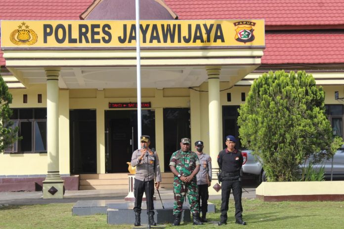 FOTO: Kodim 1702/JWY menurunkan 100 personil mengikuti apel gabungan dalam rangka mengantisipasi dan persiapan pengamanan penyambutan Pj. Gubernur dan Pj. Sekda Provinsi Papua Pegunungan bertempat di lapangan apel Polres Jayawijaya. (22/11/2022)