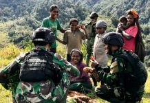 Prajurit Kostrad Borong Habis, Mama tersenyum Manis FOTO: Personil Satgas Yonif Raider 321/GT/13/1 Kostrad membeli hasil kebun mama Papua di Distrik Yigi, Kabupaten Nduga, Papua.