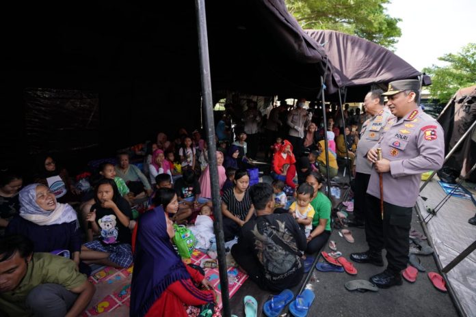 FOTO: Kapolri Jenderal Listyo Sigit Prabowo meninjau beberapa tenda pengungsian masyarakat yang menjadi korban bencana alam gempa bumi di Cianjur, Jawa Barat. Selasa, 22 November 2022.