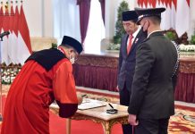 Presiden Jokowi Saksikan Pengucapan Sumpah Janji Hakim Konstitusi FOTO: Presiden Jokowi saat menyaksikan Pengucapan Sumpah/Janji Hakim Konstitusi oleh Guntur Hamzah di Istana Negara, Jakarta, Rabu (23/11/2022) pagi. (Foto: Humas Setkab/Jay)
