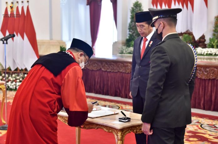 FOTO: Presiden Jokowi saat menyaksikan Pengucapan Sumpah/Janji Hakim Konstitusi oleh Guntur Hamzah di Istana Negara, Jakarta, Rabu (23/11/2022) pagi. (Foto: Humas Setkab/Jay)