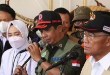 Kepala BNPB Sampaikan Upaya Tanggap Darurat Pascagempa Cianjur FOTO: Menko PMK Muhadjir Effendy, Kepala BNPB Suharyanto, dan Kepala BMKG Dwikorita Karnawati memberikan keterangan pers mengenai percepatan penanganan pascagempa Cianjur, di Pendopo Bupati Cianjur, Jabar, Selasa (22/11/2022) pagi. (Foto: Komunikasi Kebencanaan BNPB/M Arfari Dwiatmodjo)