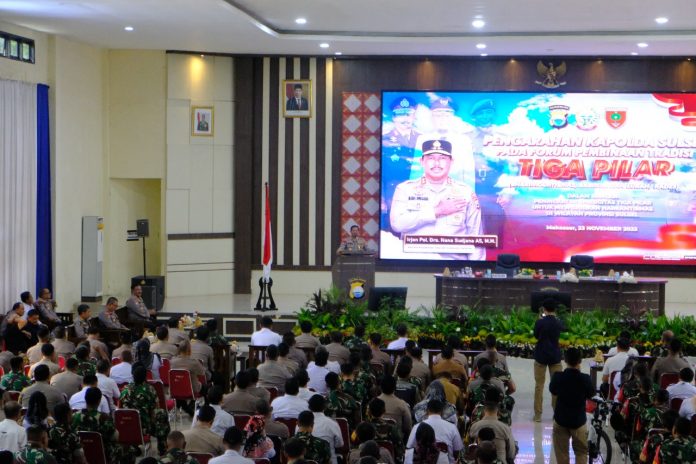 FOTO: Kapolda Sulsel Irjen Pol Drs. Nana Sudjana AS, M.M Menghadiri Serta Membuka Acara Pembinaan Tradisi Tiga Pilar, yakni Bhabinkamtibmas, Babinsa, dan Lurah/Desa di Aula Mappaodang Polda Sulsel Rabu (23/11/22).