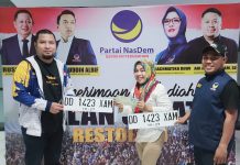 DPD NasDem Kota Makassar Serahkan STNK dan Plat Mobil ke Pemenang Jalan Sehat Restorasi FOTO: Sekretaris DPD Nasdem Kota Makassar, Ari Ashari Ilham serahkan STNK sekaligus Plat mobil di Kantor DPD Nasdem Kota Makassar, Jl AP. Pettarani, pada Rabu (23/11/2022).