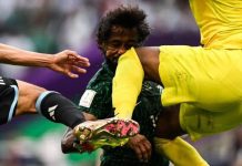 Alami Cidera Parah, Yasser Al-Shahrani Dikirim ke Jerman FOTO: Pemain Timnas Arab Saudi Yasser Al-Shahrani saat mengalami Insiden benturan keras dengan penjaga gawang Mohammed Al Owais. (DailyTelegraph)