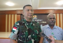 Prajurit Korem 172/PWY Terima Pembekalan HAM dari PAK HAM Papua FOTO: Kepala Staf Korem (Kasrem) 172/PWY Kolonel Inf Bayu Sudarmanto saat memberi keterangan pers nya di Jayapura.