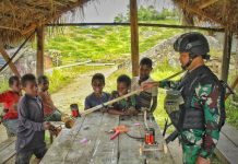 Woww Keren, Ada mainan Baru di Pegunungan Tengah Papua FOTO: Satgas Yonif Raider 321/GT/13/1 Kostrad memperkenalkan permainan tradisional kepada anak-anak di Pedalaman Papua tepatnya di Kampung Mbua, Distrik Mbua, Kabupaten Nduga, Papua.