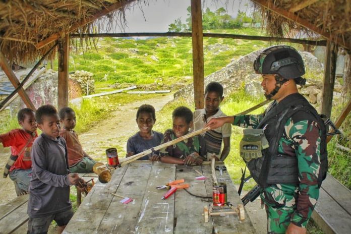 FOTO: Satgas Yonif Raider 321/GT/13/1 Kostrad memperkenalkan permainan tradisional kepada anak-anak di Pedalaman Papua tepatnya di Kampung Mbua, Distrik Mbua, Kabupaten Nduga, Papua.