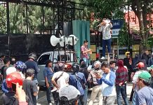 Enam Tuntutan Pengunjuk Rasa, Copot Sekprov dan Kadis Pemuda-Olahraga Sulsel FOTO: Ilustrasi unjuk rasa di pelataran kantor DPRD Sulawesi Selatan, Jalan Urip Sumohardjo Km. 4 Makassar. (LN)