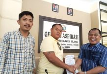 Ketua Komisi E DPRD Sulsel Terima Pengunjuk Rasa FOTO: Ketua Komisi E DPRD Sulsel Rahman Pina saat menerima Aliansi Masyarakat Sulsel dari kiri Irwan Abbas (Jenderal Lapangan) dan Anwar Sewang. Kamis (24/11)