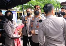 Anak Usia 5 Tahun Tertimbun Runtuhan Gedung Selama 3 Hari Berhasil Diselamatkan FOTO: Kepala Divisi Humas Polri, Irjen. Pol. Prof. Dr. Dedi Prasetyo, M.Hum., M.Si., M.M. saat berada di tenda pengungsian korban gempa bumi Cianjur, Jawa Barat, Kamis (24/11)