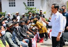 Presiden Berikan Bantuan kepada Para Pengungsi Terdampak Gempa Bumi di Cianjur FOTO: Presiden Jokowi kembali meninjau langsung sejumlah lokasi terdampak gempa bumi di Kabupaten Cianjur, Provinsi Jawa Barat, Kamis (24/11/2022). (Foto: BPMI Setpres/Laily Rachev)
